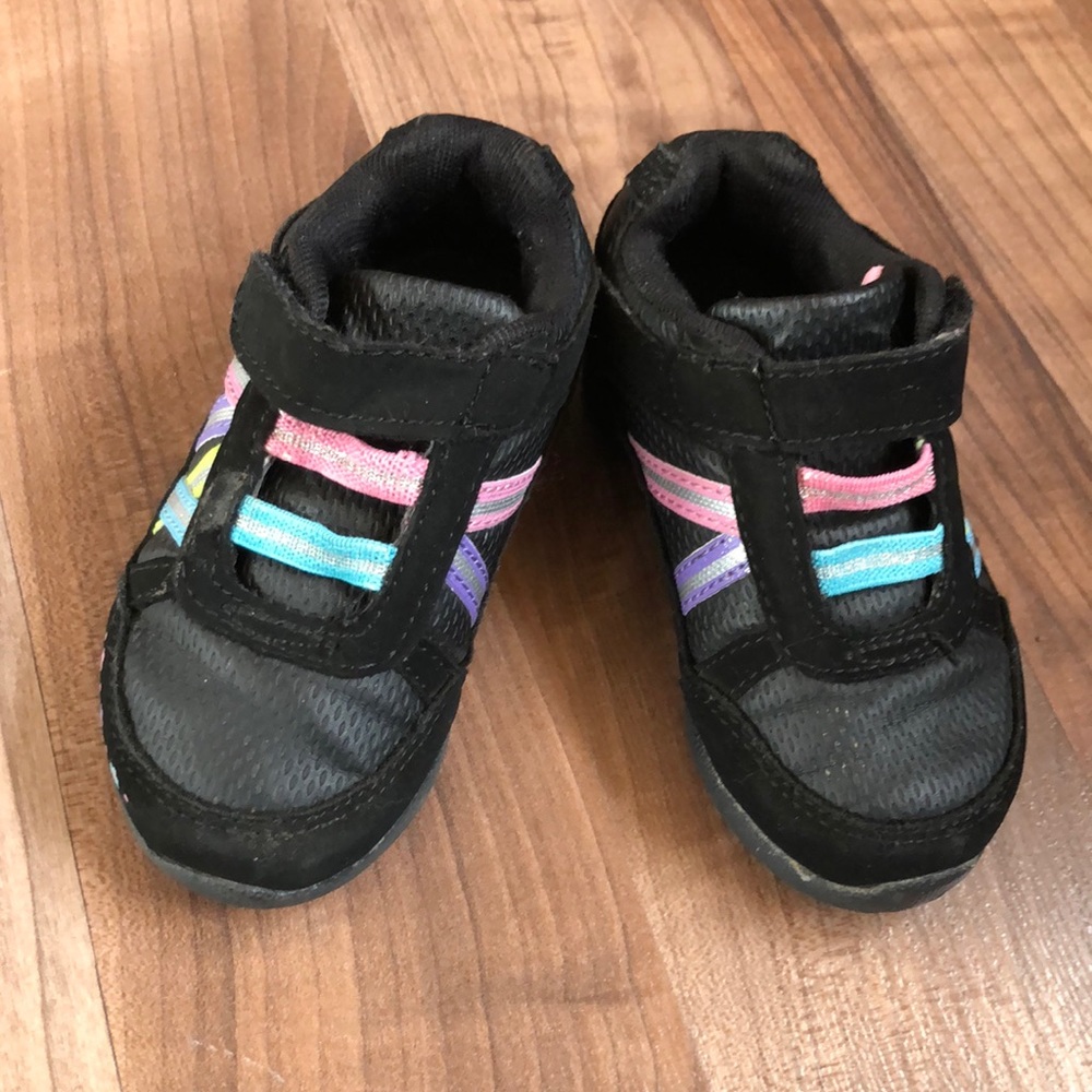 Little girl size 5 smart fit sneakers